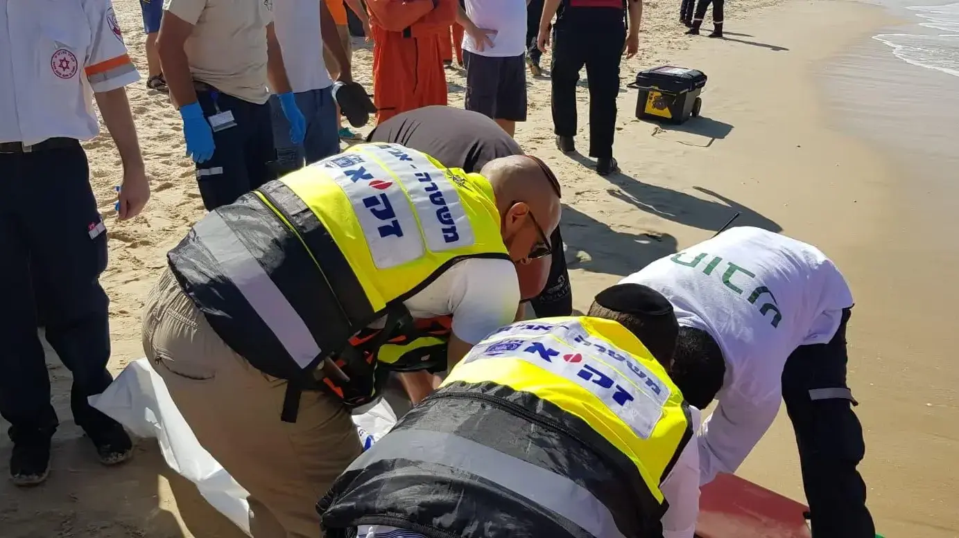 גבר בן 40 טבע למוות בעת שצלל בחוף פלמחים - 5/10/18 גבר בן 40 טבע למוות בעת שצלל בחוף פלמחים - 5/10/18