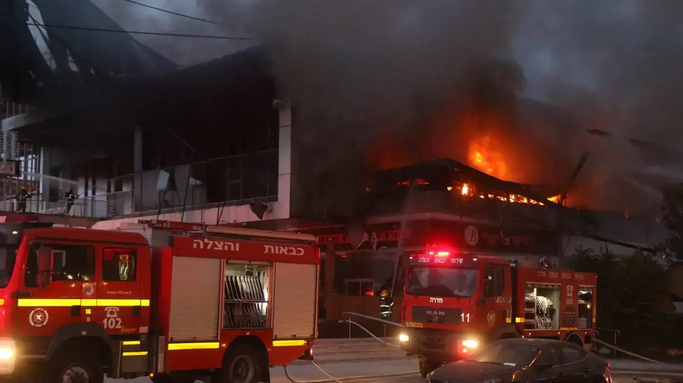 שריפה במתחם הקניות "מיקס" בחדרה 5 באוקטובר 2018 שריפה במתחם הקניות "מיקס" בחדרה 5 באוקטובר 2018
