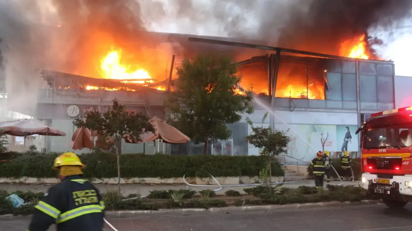 שריפה במתחם הקניות "מיקס" בחדרה 5 באוקטובר 2018