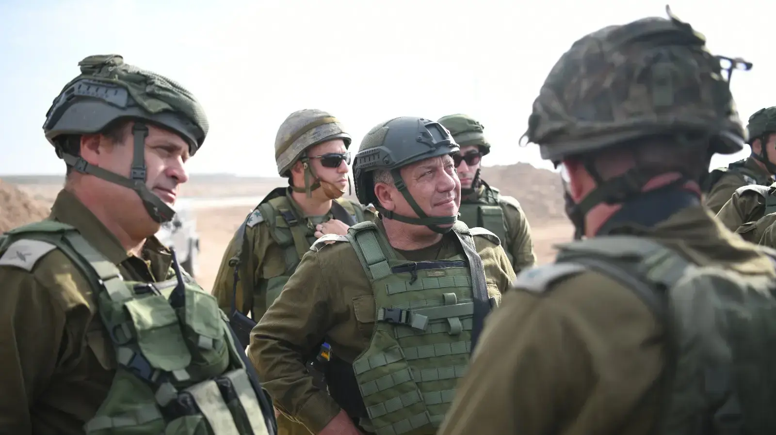 הרמטכ"ל גדי איזנקוט במהלך הערכת מצב עם המפקדים בגבול רצועת עזה 5 באוקטובר 2018 הרמטכ"ל גדי איזנקוט במהלך הערכת מצב עם המפקדים בגבול רצועת עזה 5 באוקטובר 2018