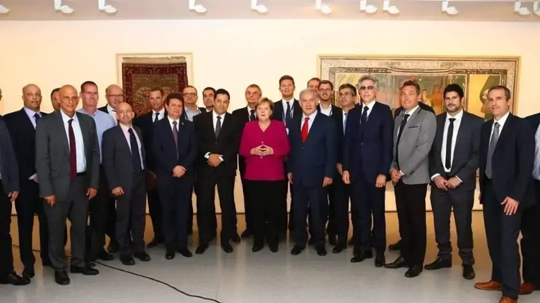 אנגלה מרקל בכנס החדשנות מוקפת רק גברים אנגלה מרקל בכנס החדשנות מוקפת רק גברים