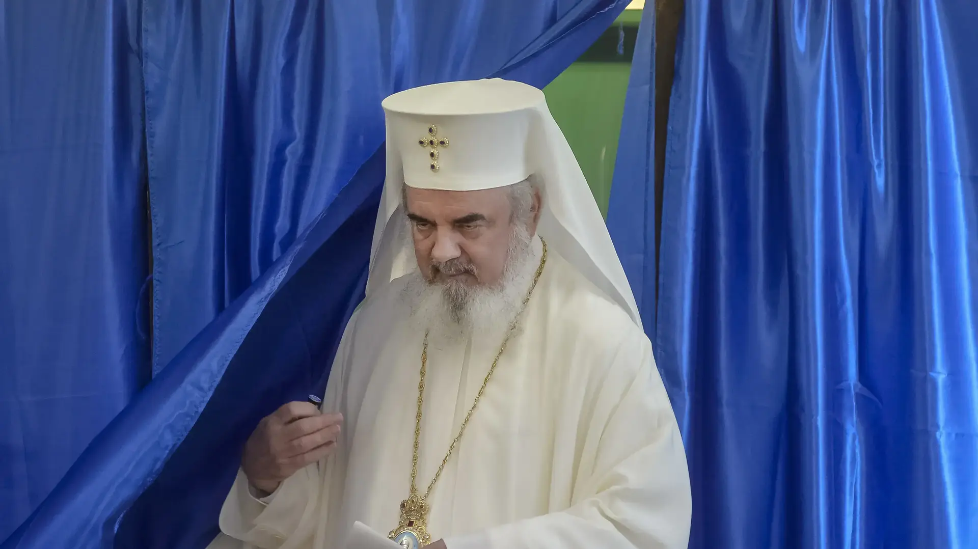 ראש הכנסייה האורתודוכסית של רומניה, הפטריארך דניאל, מצביע במשאל עם נגד נישואי גאים, אוקטובר 2018 ראש הכנסייה האורתודוכסית של רומניה, הפטריארך דניאל, מצביע במשאל עם נגד נישואי גאים, אוקטובר 2018