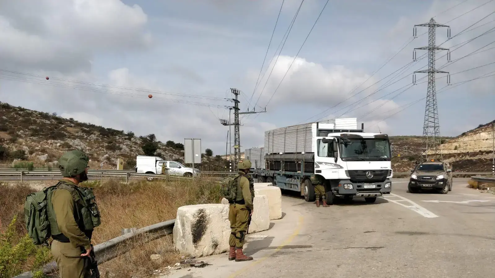 מפקד פיקוד המרכז, אלוף נדב פדן, מפקד האוגדה, תת-אלוף ערן ניב ומפקד החטיבה, אלוף-משנה עידן כץ בזירת אירוע הירי באזור התעשייה ברקן, 7 באוקטובר 2018 מפקד פיקוד המרכז, אלוף נדב פדן, מפקד האוגדה, תת-אלוף ערן ניב ומפקד החטיבה, אלוף-משנה עידן כץ בזירת אירוע הירי באזור התעשייה ברקן, 7 באוקטובר 2018