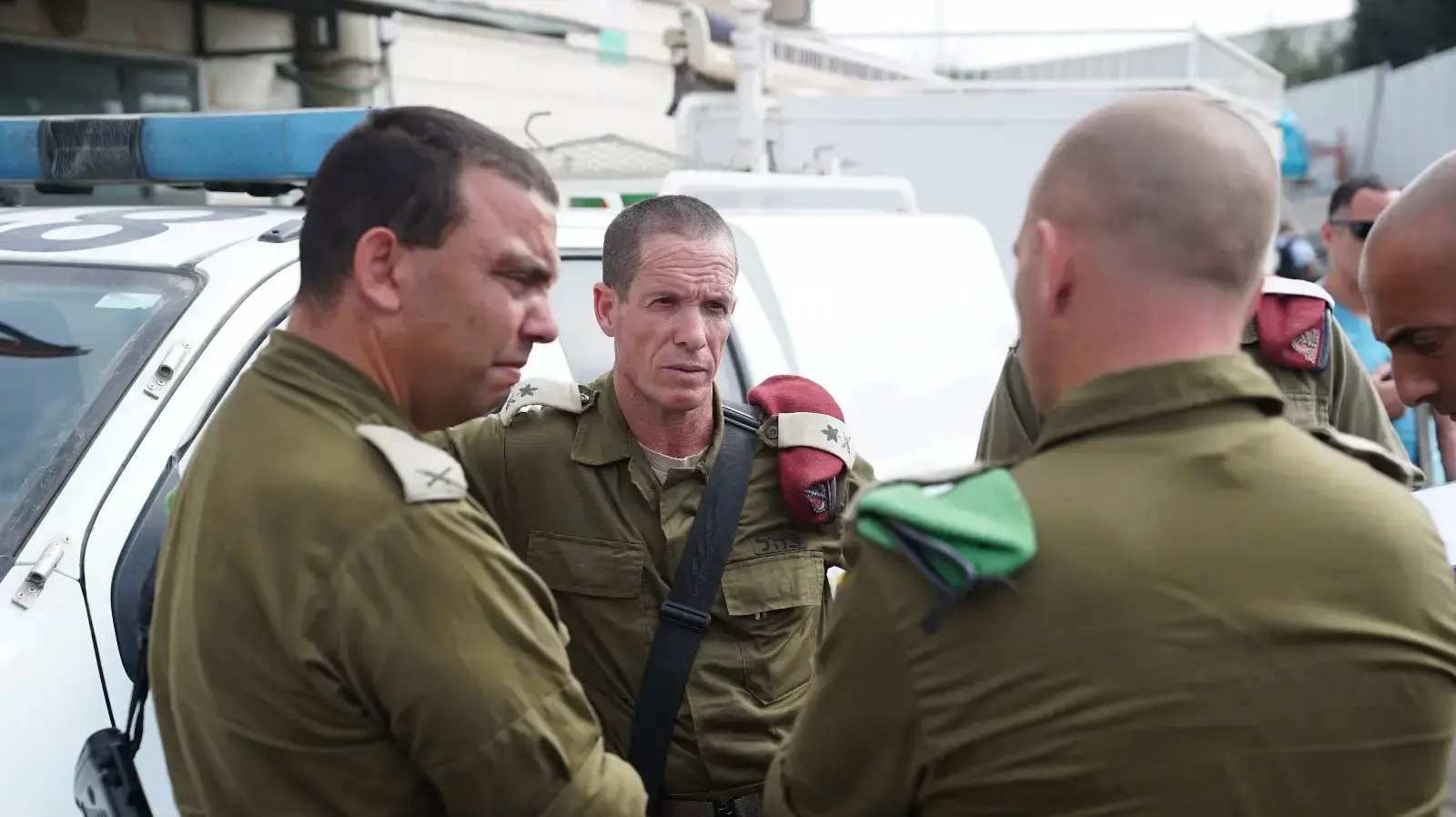 מפקד פיקוד המרכז, אלוף נדב פדן, מפקד האוגדה, תת-אלוף ערן ניב ומפקד החטיבה, אלוף-משנה עידן כץ בזירת אירוע הירי באזור התעשייה ברקן, 7 באוקטובר 2018 מפקד פיקוד המרכז, אלוף נדב פדן, מפקד האוגדה, תת-אלוף ערן ניב ומפקד החטיבה, אלוף-משנה עידן כץ בזירת אירוע הירי באזור התעשייה ברקן, 7 באוקטובר 2018