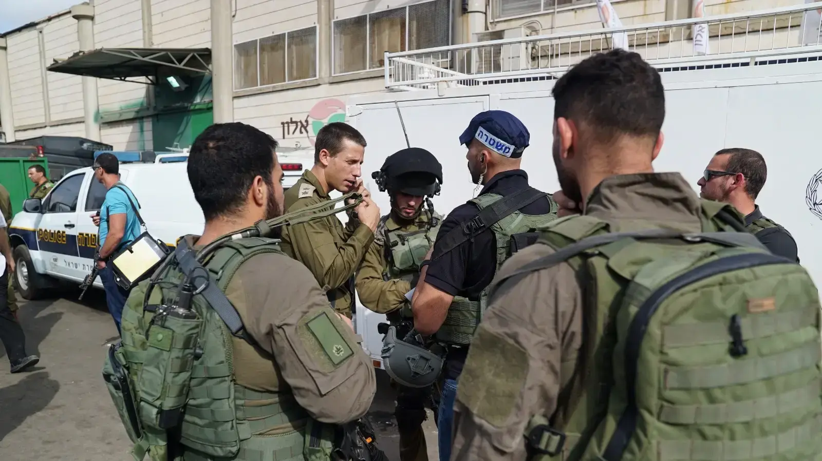מפקד פיקוד המרכז, אלוף נדב פדן, מפקד האוגדה, תת-אלוף ערן ניב ומפקד החטיבה, אלוף-משנה עידן כץ בזירת אירוע הירי באזור התעשייה ברקן, 7 באוקטובר 2018 מפקד פיקוד המרכז, אלוף נדב פדן, מפקד האוגדה, תת-אלוף ערן ניב ומפקד החטיבה, אלוף-משנה עידן כץ בזירת אירוע הירי באזור התעשייה ברקן, 7 באוקטובר 2018