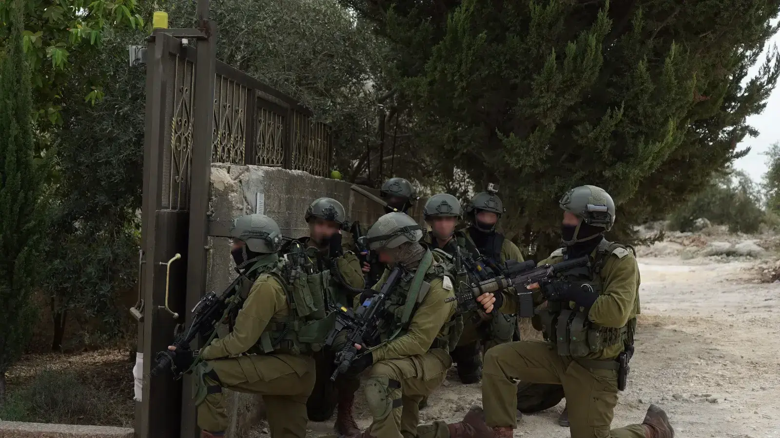 כוחות צה?ל ושב?כ במהלך פעילות המצוד אחר המחבל אשרף וליד סלימאן נעאלוה 7 באוקטובר 2018 כוחות צה?ל ושב?כ במהלך פעילות המצוד אחר המחבל אשרף וליד סלימאן נעאלוה 7 באוקטובר 2018