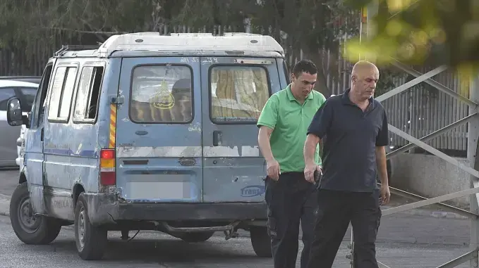 פועלים מגיעים לאזור התעשייה ברקן פועלים מגיעים לאזור התעשייה ברקן