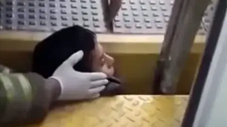 שידור שהראש שלו נתקע ליד הרכבת שידור שהראש שלו נתקע ליד הרכבת