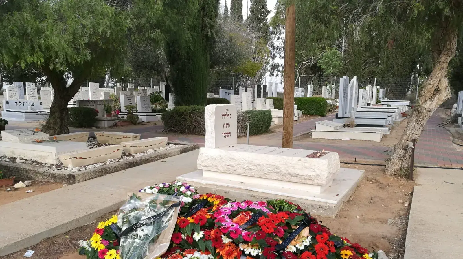 קברו של זיו חג'בי ז"ל קברו של זיו חג'בי ז"ל