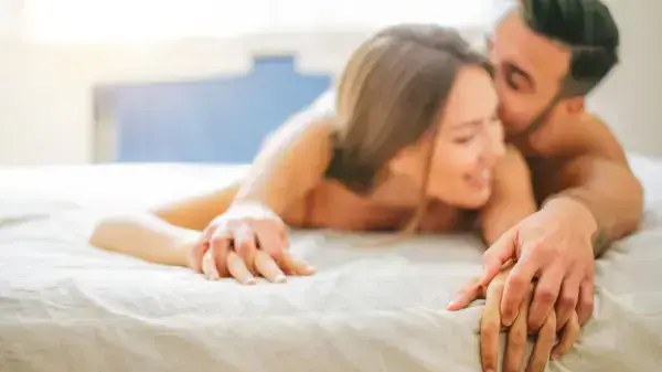 זוג עושה יחסי מין במיטה זוג עושה יחסי מין במיטה
