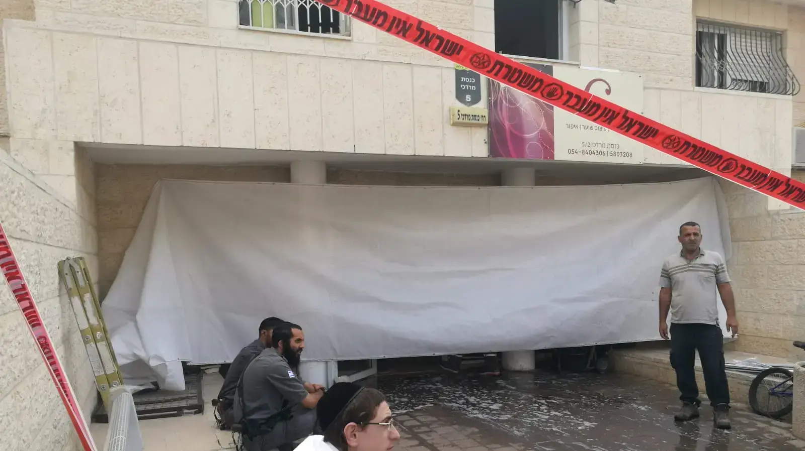 בהניין שבו פרצה השריפה בביתר עילית בהניין שבו פרצה השריפה בביתר עילית