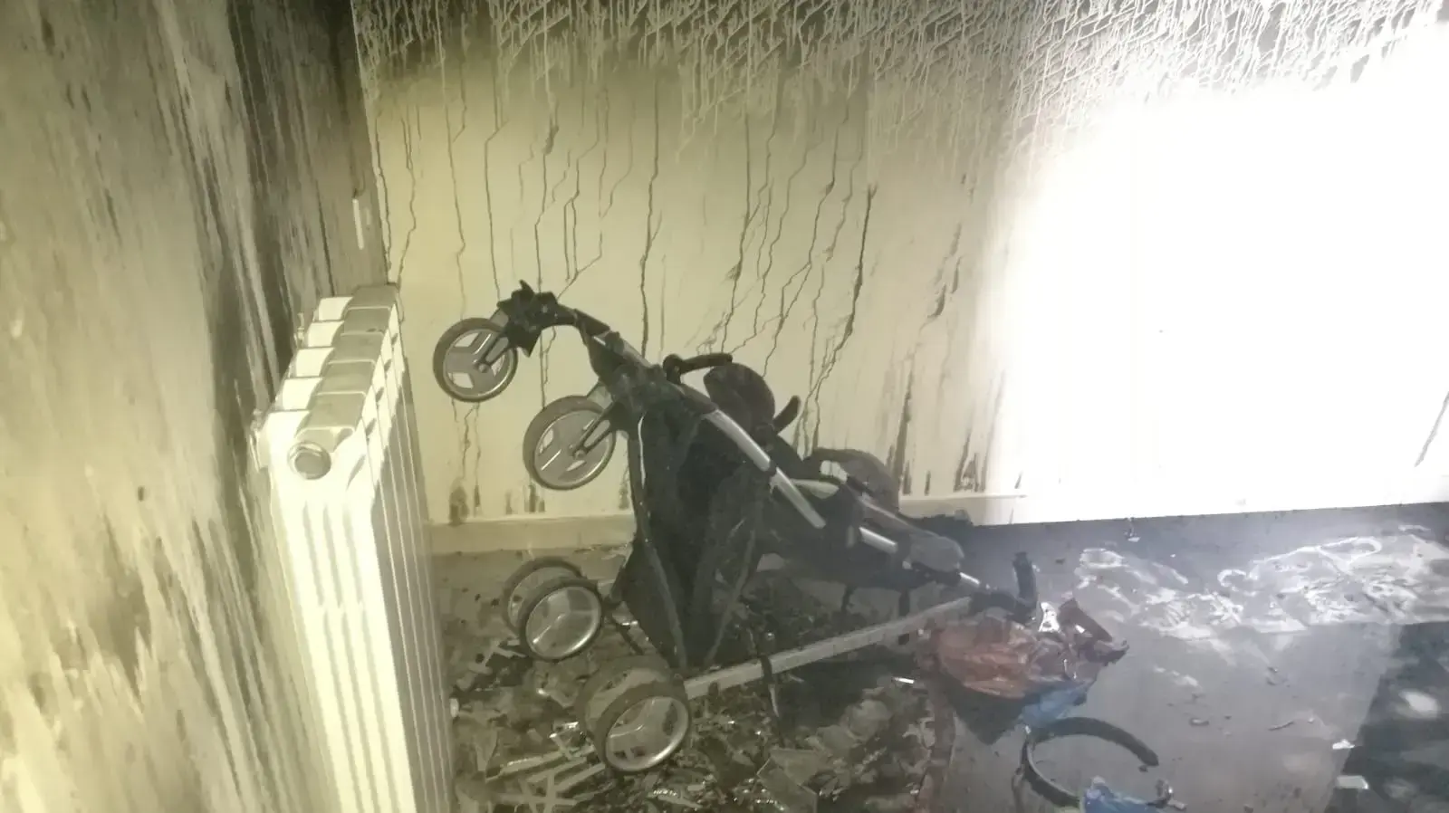 עגלה הרוסה בתוך הדירה שנשרפה בביתר עילית עגלה הרוסה בתוך הדירה שנשרפה בביתר עילית