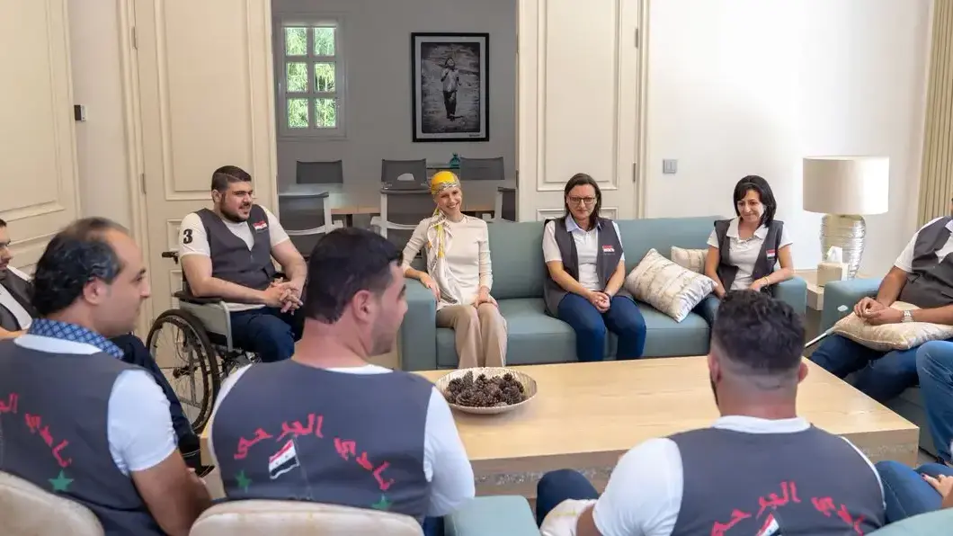 אסמה אסד עם פצועי מלחמה סורים