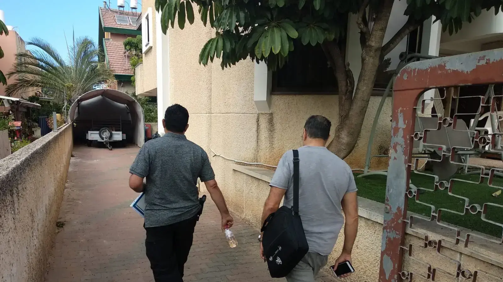חוקרי המשטרה שהגיעו כעת לבית הנרצחת בנתניה, אוקטובר 2018 חוקרי המשטרה שהגיעו כעת לבית הנרצחת בנתניה, אוקטובר 2018