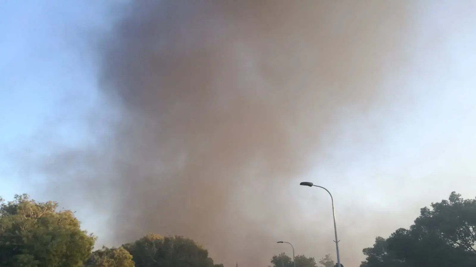 עשן בעוטף עזה בעקבות ההפגנות המתקיימות סמוך לגדר הגבול 12 אוקטובר 2018 עשן בעוטף עזה בעקבות ההפגנות המתקיימות סמוך לגדר הגבול 12 אוקטובר 2018
