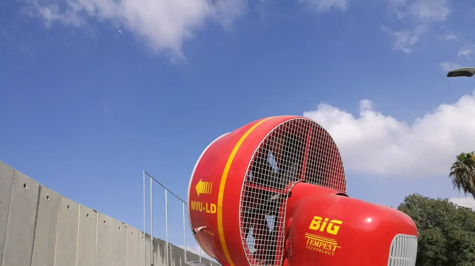 מאווררים בכרם שלום מונעים מהעשן להגיע מרצועת עזה מאווררים בכרם שלום מונעים מהעשן להגיע מרצועת עזה