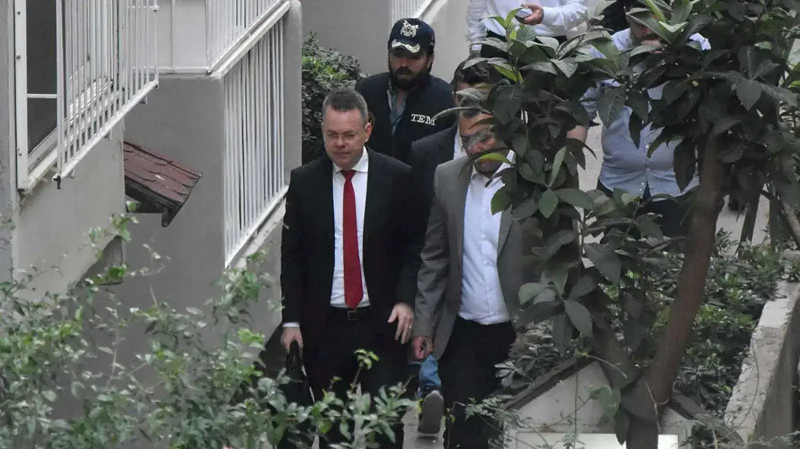 הכומר האמריקני אנדרו ברונסון בדרך לביתו באיזמיר, טורקיה, אחרי שחרורור ממעצר, 12 באוקטובר 2018