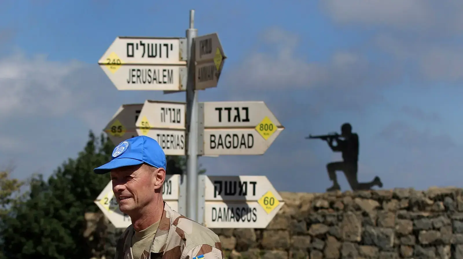 משקיף של האו"ם בנקודת תצפית בהר בנטל, רמת הגולן, בסמוך למעבר הגבול קוניטרה עם סוריה, 2014 משקיף של האו"ם בנקודת תצפית בהר בנטל, רמת הגולן, בסמוך למעבר הגבול קוניטרה עם סוריה, 2014