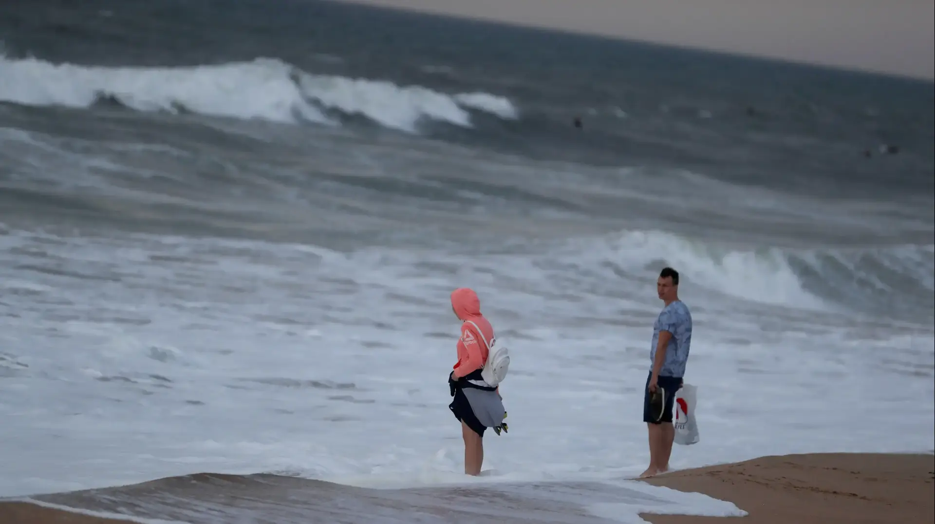 גולשים בחוף בעיר קשקאיש, פורטוגל, לפני הגעת הוריקן לזלי, 13 באוקטובר 2018
גולשים בחוף בעיר קשקאיש, פורטוגל, לפני הגעת הוריקן לזלי, 13 באוקטובר 2018