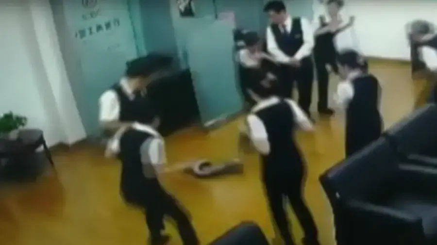 נחש צונח מהתקרה בבנק