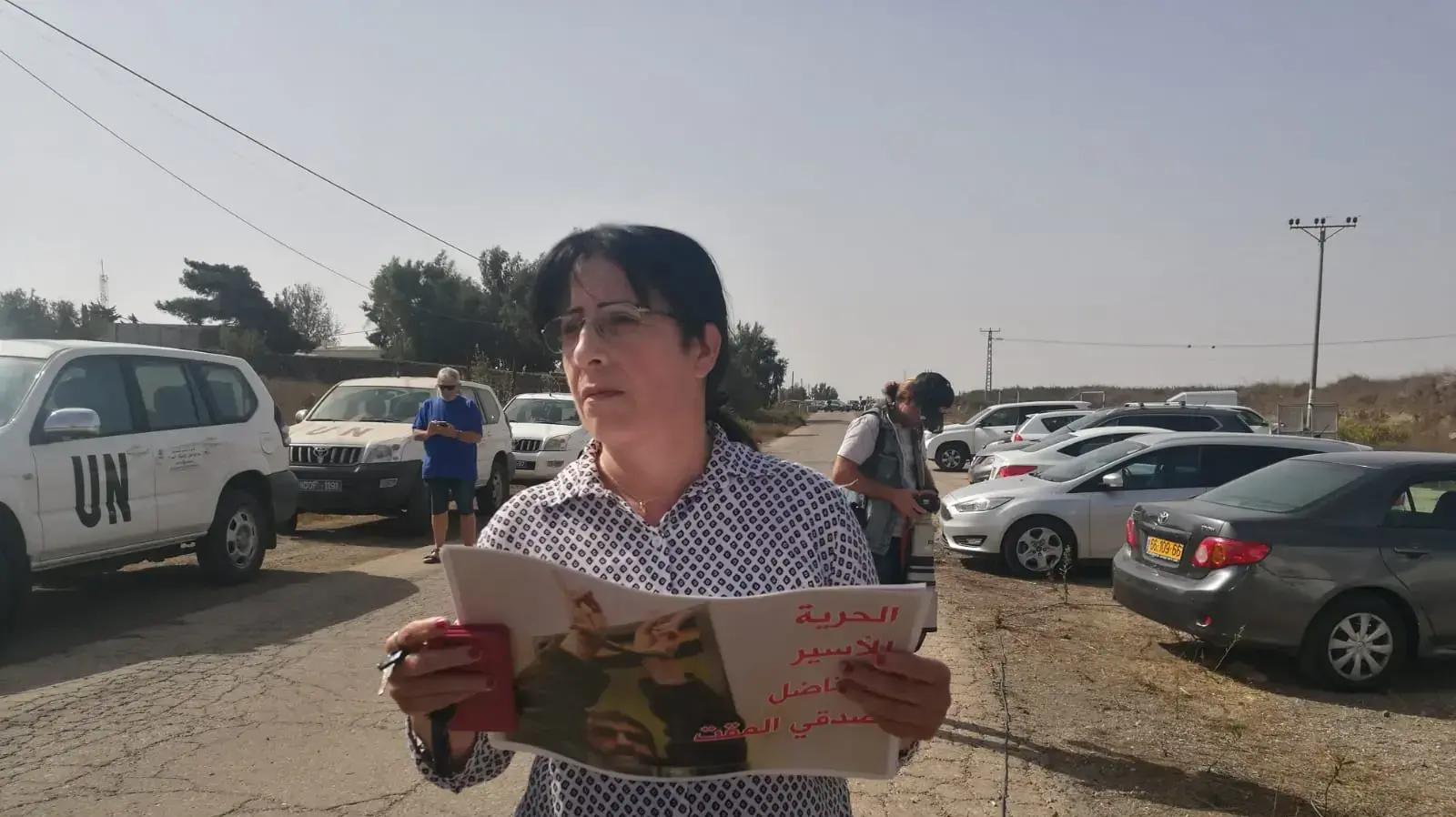 פתיחת מעבר קוניטרה דרוזית מהגולן מחזיקה תמונה של אסיר בטחוני דרוזי שיושב בכלא ישראל ומסרבת לדבר עברית פתיחת מעבר קוניטרה דרוזית מהגולן מחזיקה תמונה של אסיר בטחוני דרוזי שיושב בכלא ישראל ומסרבת לדבר עברית