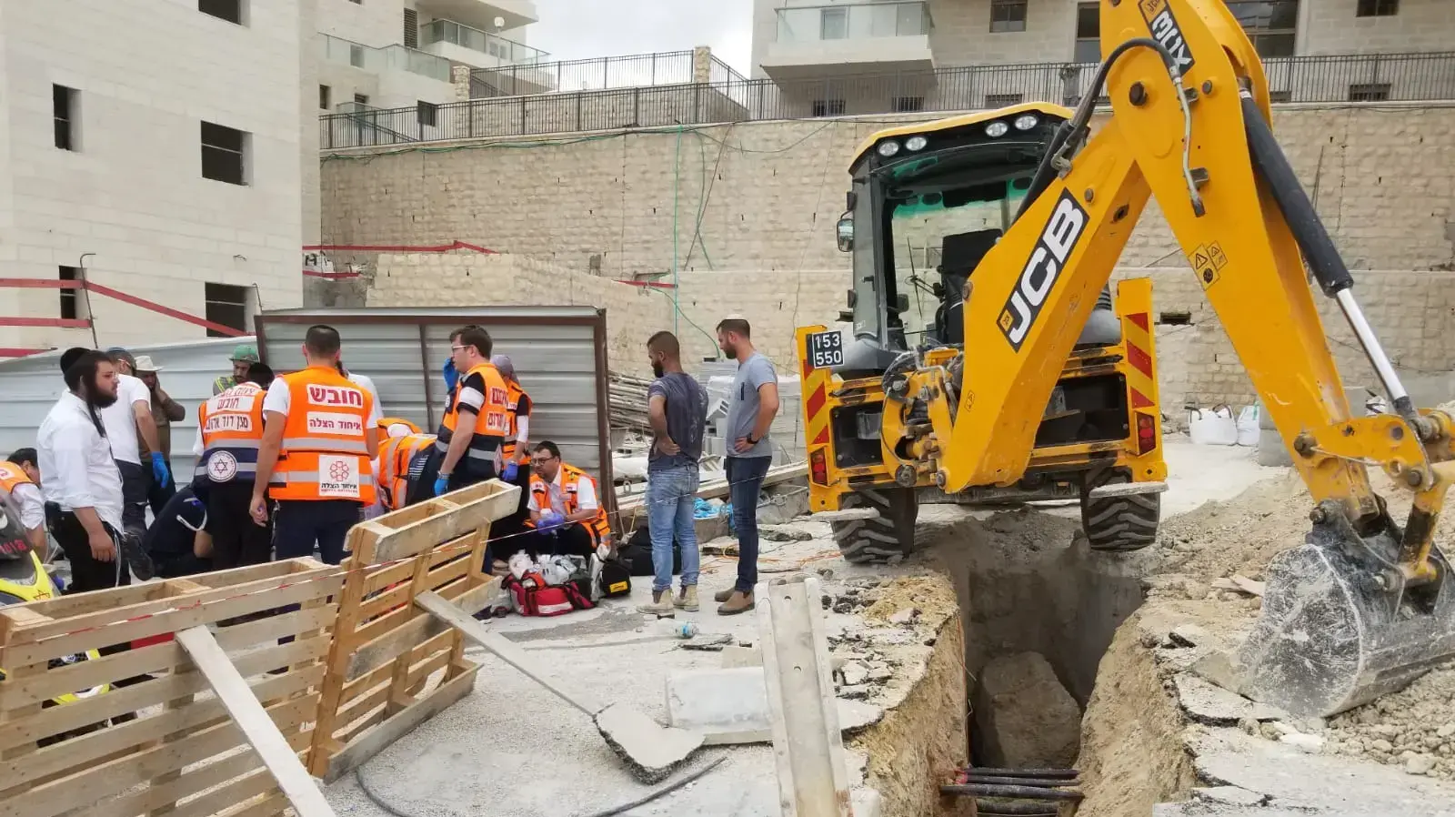 זירת המוות של פועל הבניין מבית שמש לאחר שחפץ כבד נפל עליו מגובה - 15/10/18 זירת המוות של פועל הבניין מבית שמש לאחר שחפץ כבד נפל עליו מגובה - 15/10/18