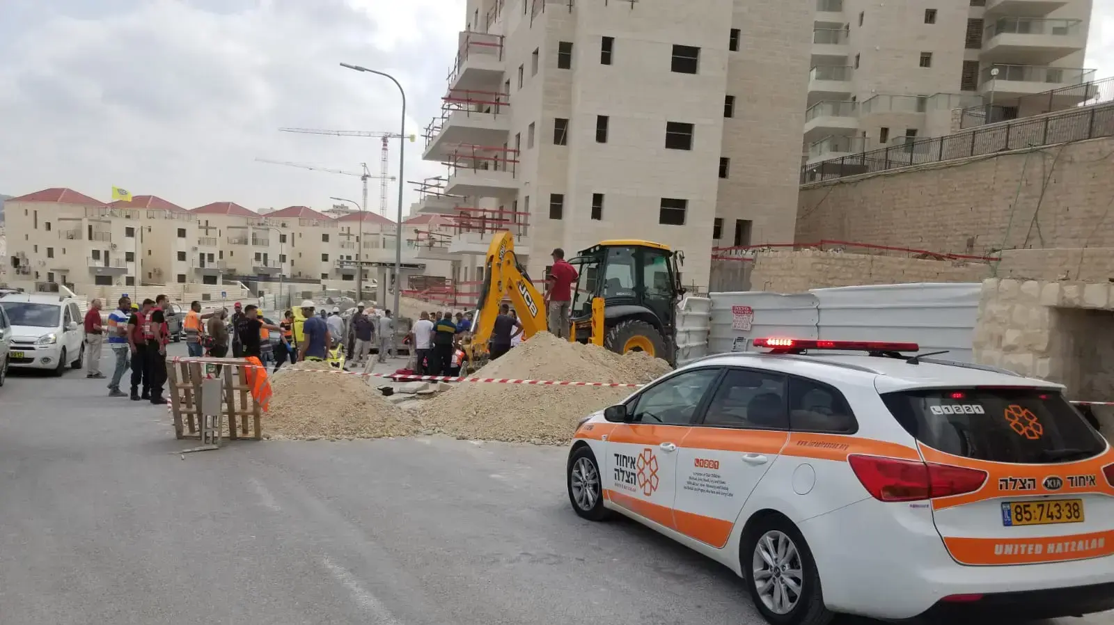 זירת המוות של פועל הבניין מבית שמש לאחר שחפץ כבד נפל עליו מגובה - 15/10/18 זירת המוות של פועל הבניין מבית שמש לאחר שחפץ כבד נפל עליו מגובה - 15/10/18