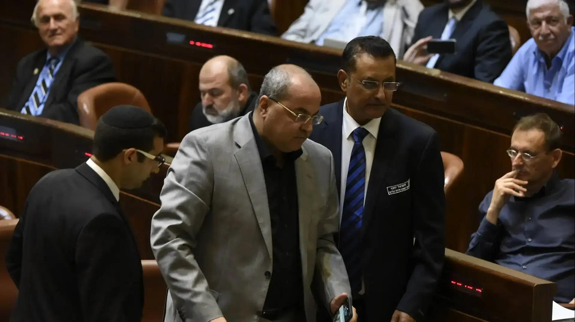 אחמד טיבי, מוצא מאולם הכנסת, במהלך פתיחת המושב אחמד טיבי, מוצא מאולם הכנסת, במהלך פתיחת המושב