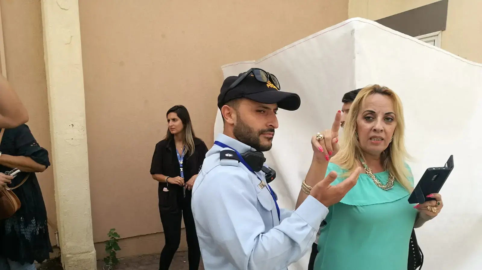 אורנה פרץ אשר התעמתה עם רה"מ במהלך חניכת בית חולים בקריית שמוה
אורנה פרץ אשר התעמתה עם רה"מ במהלך חניכת בית חולים בקריית שמוה