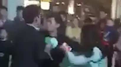הרגע המביך בו שני גברים מציעים נישואים לאותה אישה באותו זמן - ואז הולכים מכות