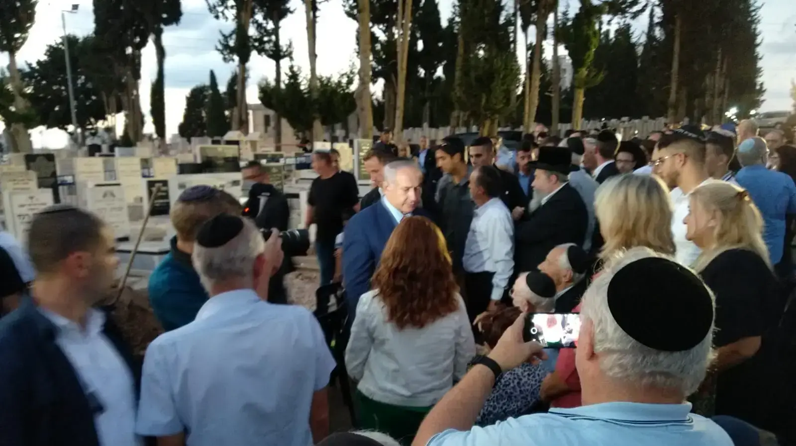 בנימין נתניהו בהלוויתו של עו"ד יעקב וינרוט, בית עלמין, נתניה בנימין נתניהו בהלוויתו של עו"ד יעקב וינרוט, בית עלמין, נתניה