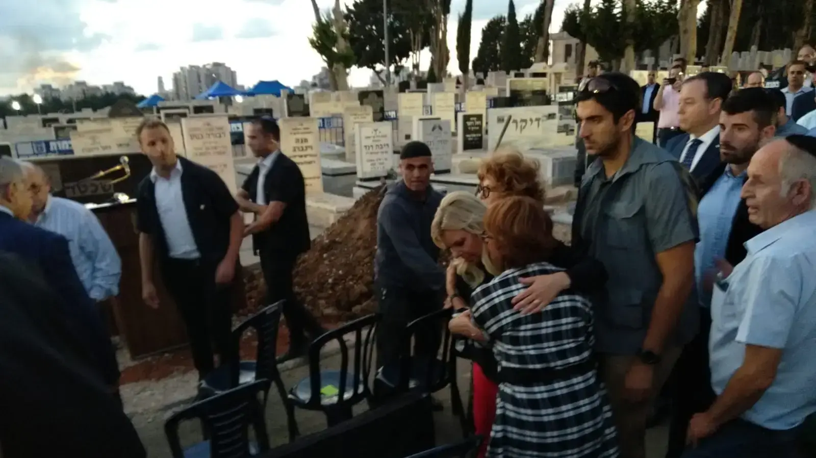 שרה נתניהו בהלוויתו של עו"ד יעקב וינרוט, בית עלמין, נתניה שרה נתניהו בהלוויתו של עו"ד יעקב וינרוט, בית עלמין, נתניה