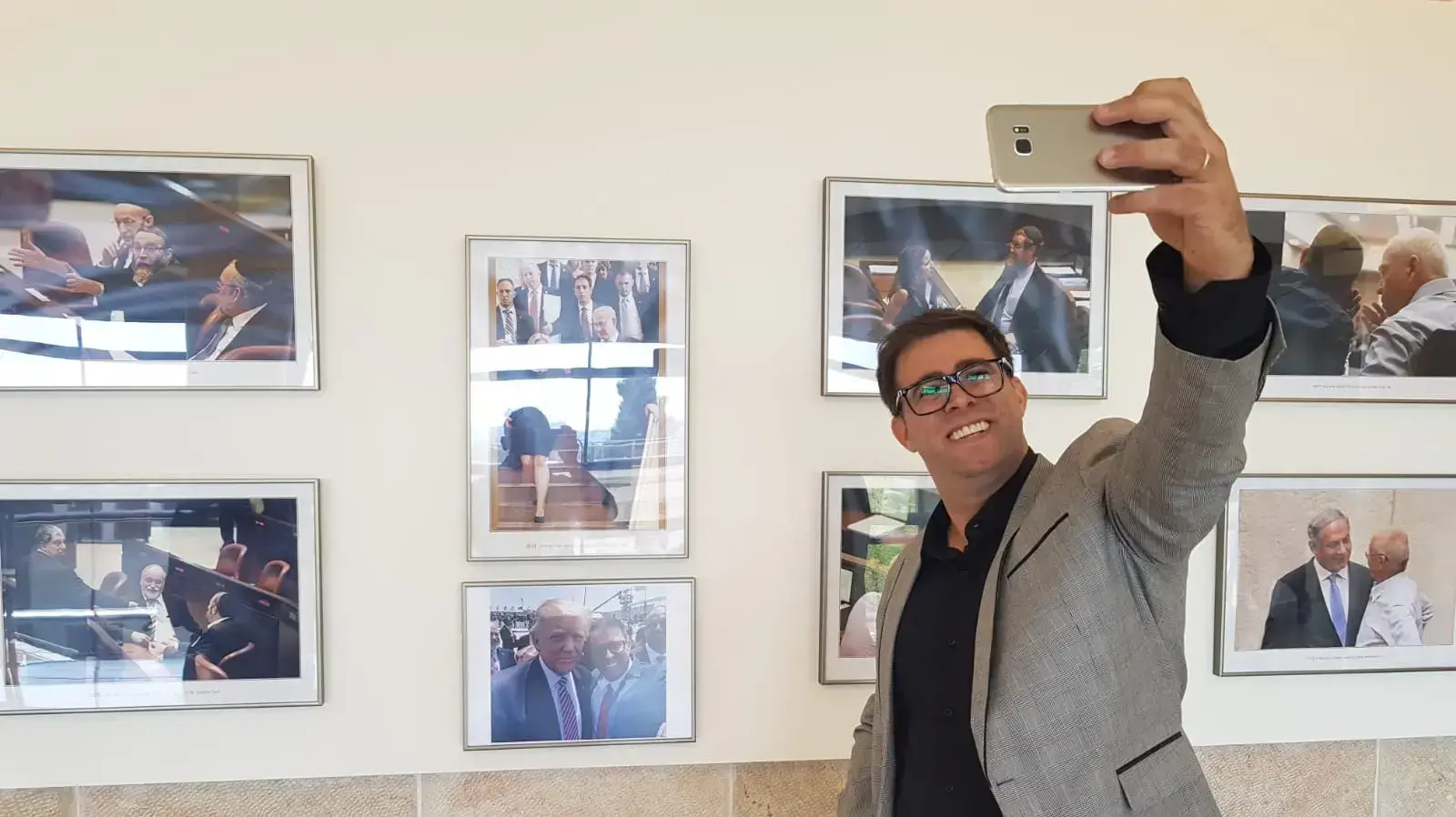 תמונת הסלפי של אורן חזן עם טראמפ נתלתה על קיר התמונות בכנסת