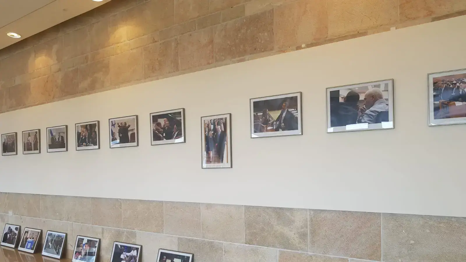 תמונת הסלפי של אורן חזן עם טראמפ נתלתה על קיר התמונות בכנסת תמונת הסלפי של אורן חזן עם טראמפ נתלתה על קיר התמונות בכנסת