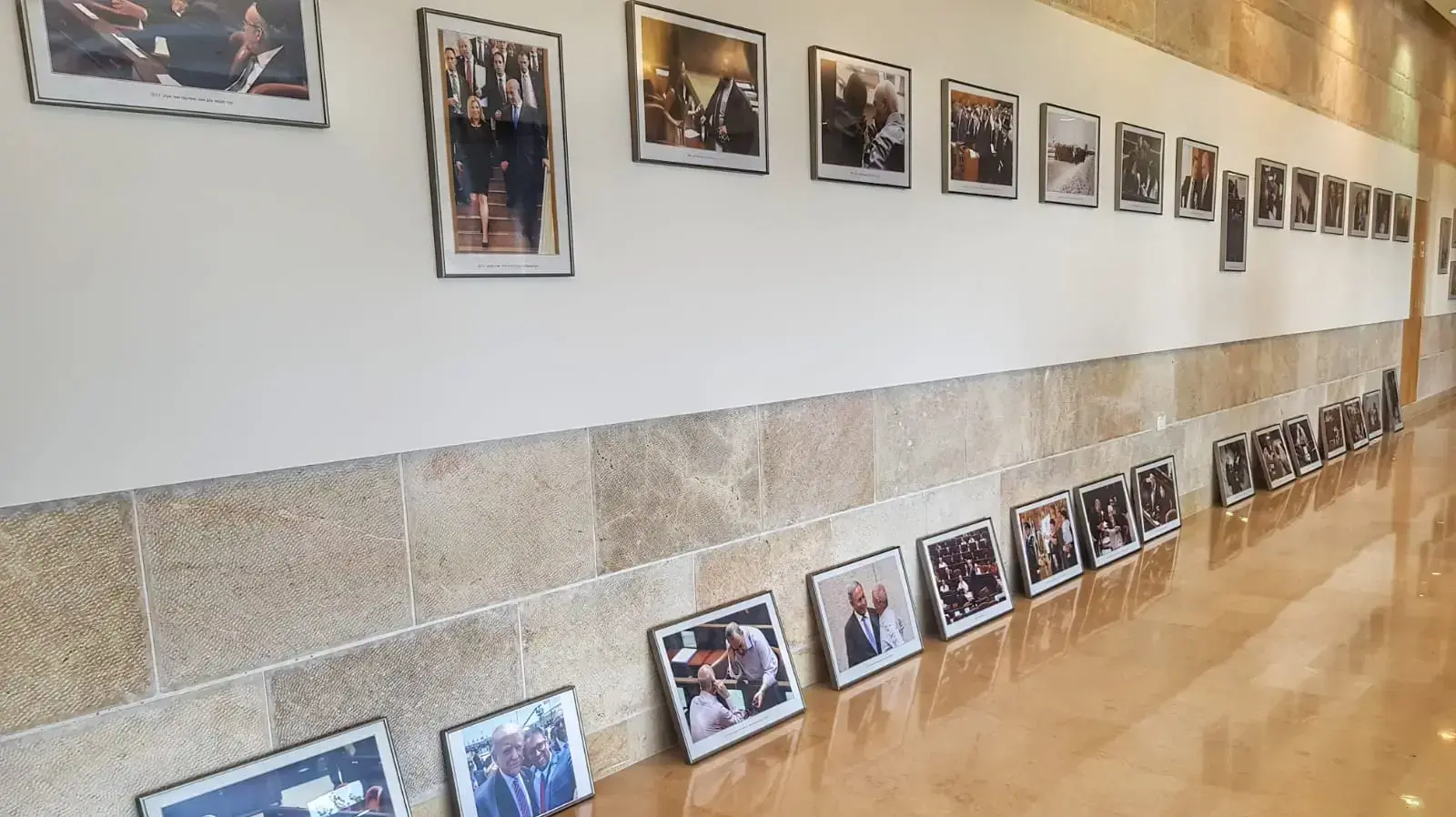 תמונת הסלפי של אורן חזן עם טראמפ נתלתה על קיר התמונות בכנסת תמונת הסלפי של אורן חזן עם טראמפ נתלתה על קיר התמונות בכנסת