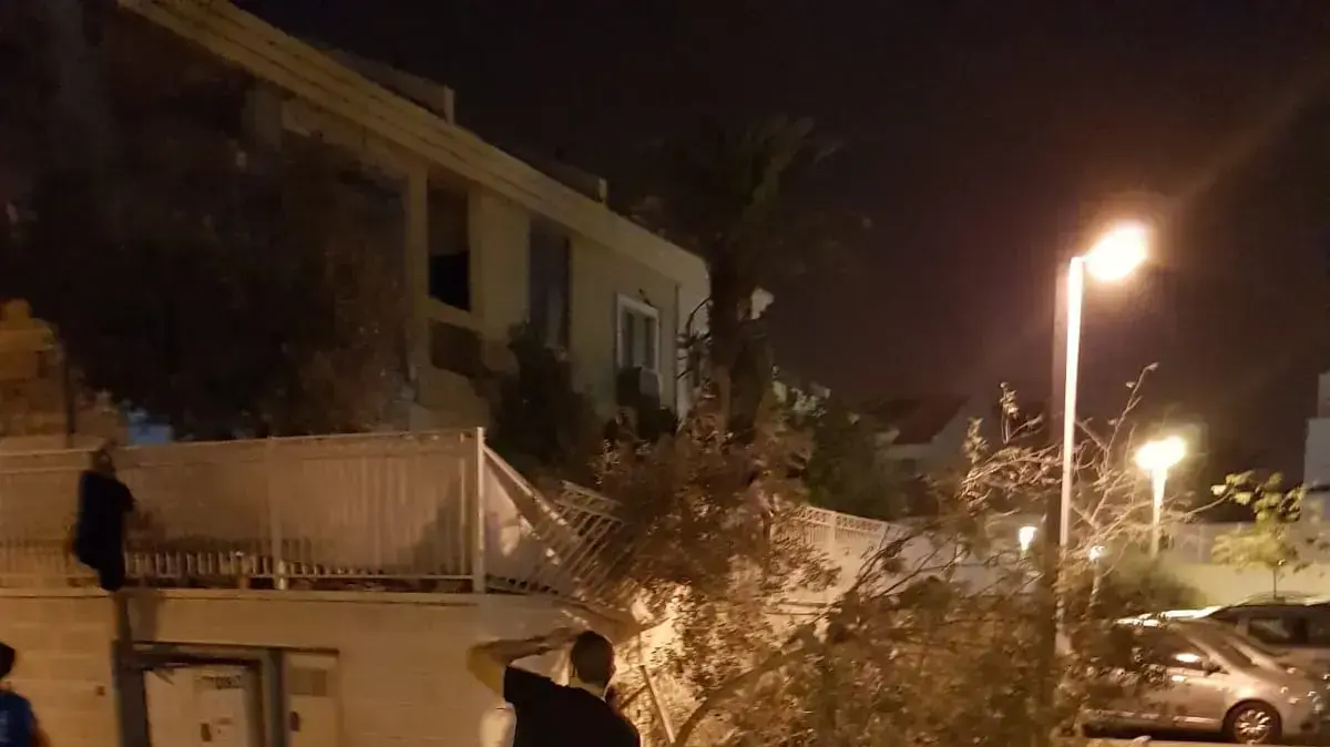 רקטה מרצועת עזה נפלה בבאר שבע בחצר בית - 17/10/18 רקטה מרצועת עזה נפלה בבאר שבע בחצר בית - 17/10/18