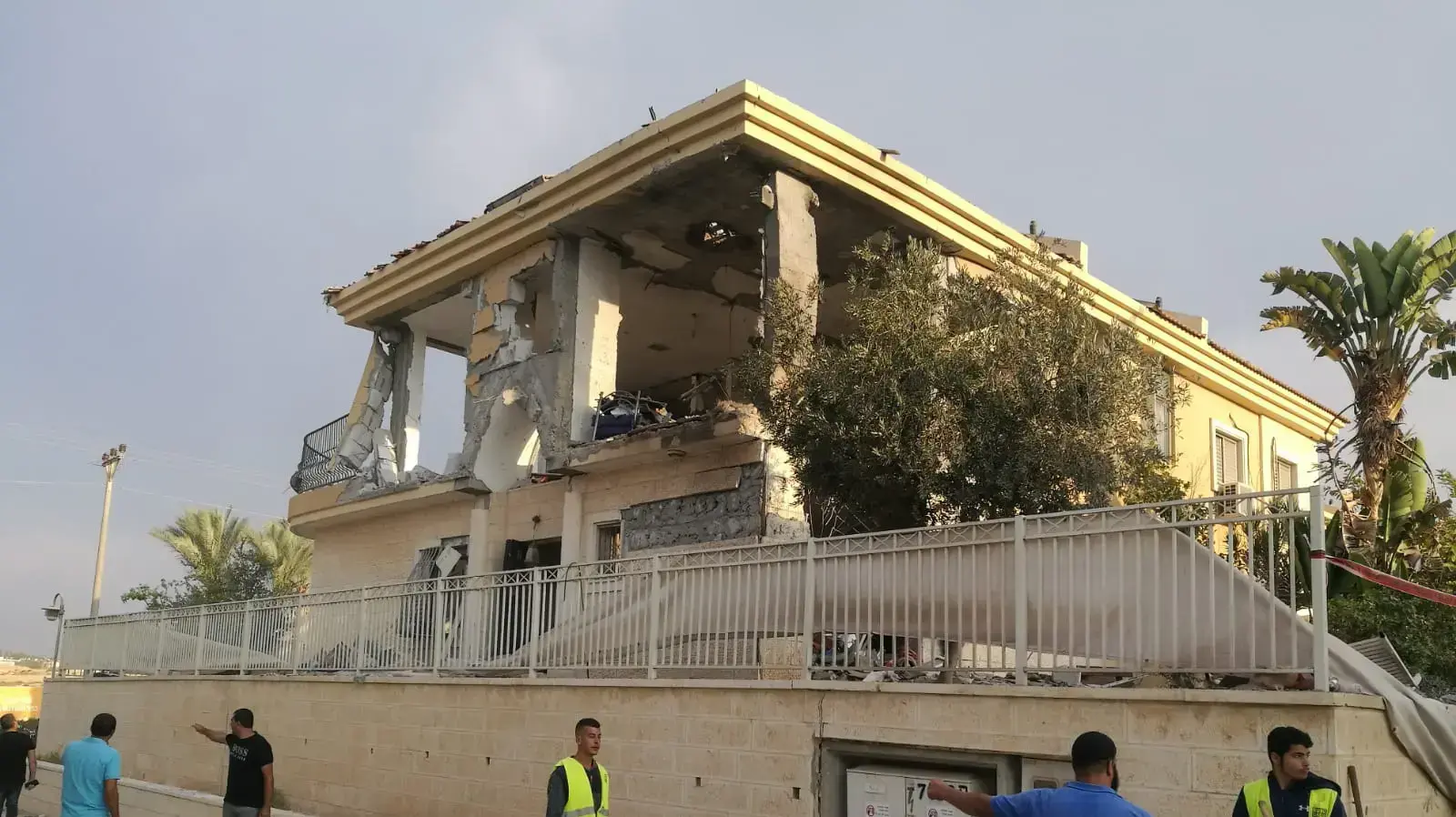 הרס בבית בבאר שבע בעקבות נפילת הרקטה 17 אוקטובר 2018 הרס בבית בבאר שבע בעקבות נפילת הרקטה 17 אוקטובר 2018
