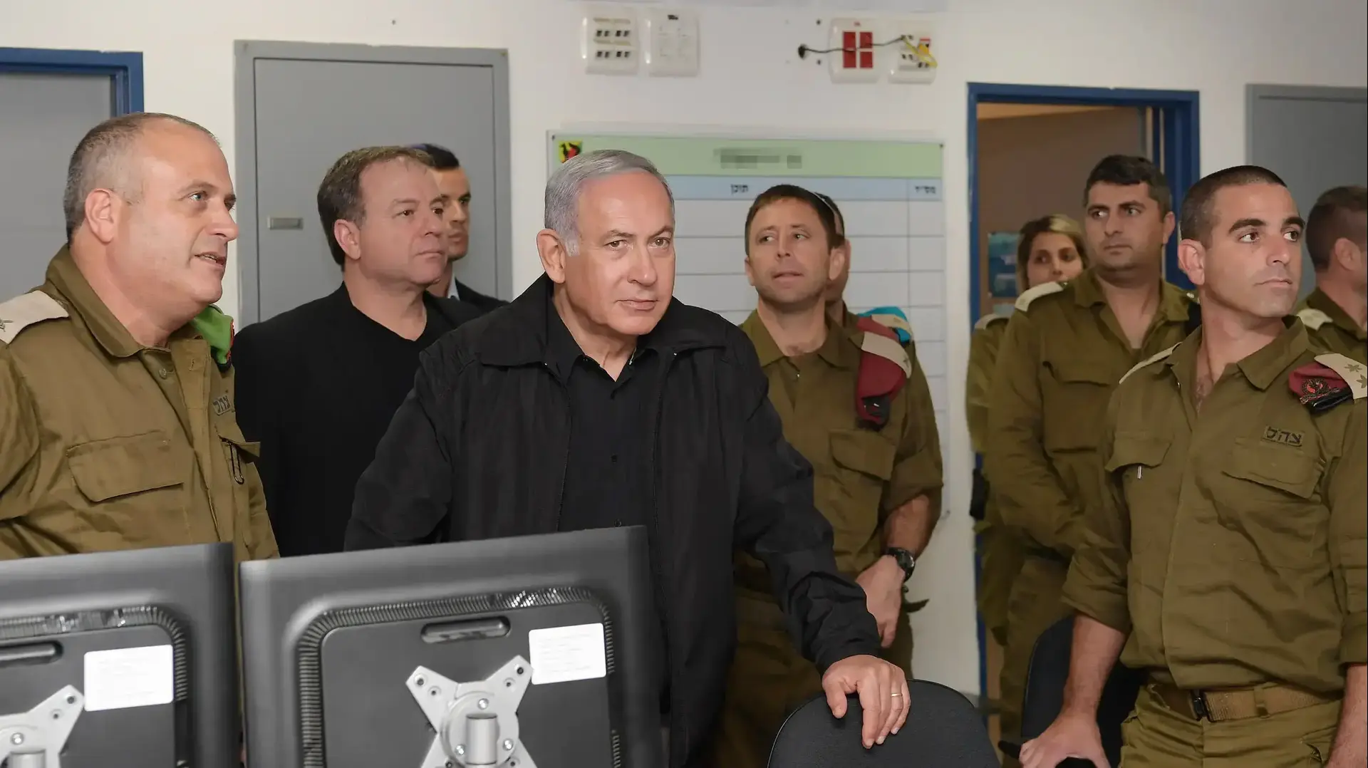 תמונה מהערכת המצב שקיימו ראש הממשלה ושר הביטחון היום באוגדת עזה תמונה מהערכת המצב שקיימו ראש הממשלה ושר הביטחון היום באוגדת עזה