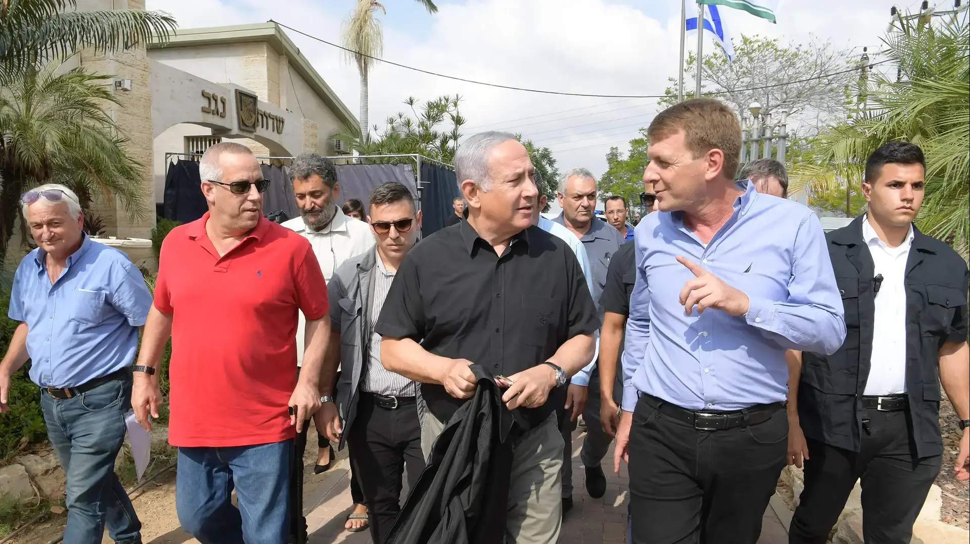 תמונה מהערכת המצב שקיימו ראש הממשלה ושר הביטחון היום באוגדת עזה תמונה מהערכת המצב שקיימו ראש הממשלה ושר הביטחון היום באוגדת עזה