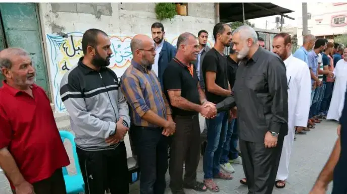 אסמעיל הניה ובכירי חמאס ביקרו בסוכת האבלים של שני הרוגי חמאס מתקיפת צה"ל אסמעיל הניה ובכירי חמאס ביקרו בסוכת האבלים של שני הרוגי חמאס מתקיפת צה"ל