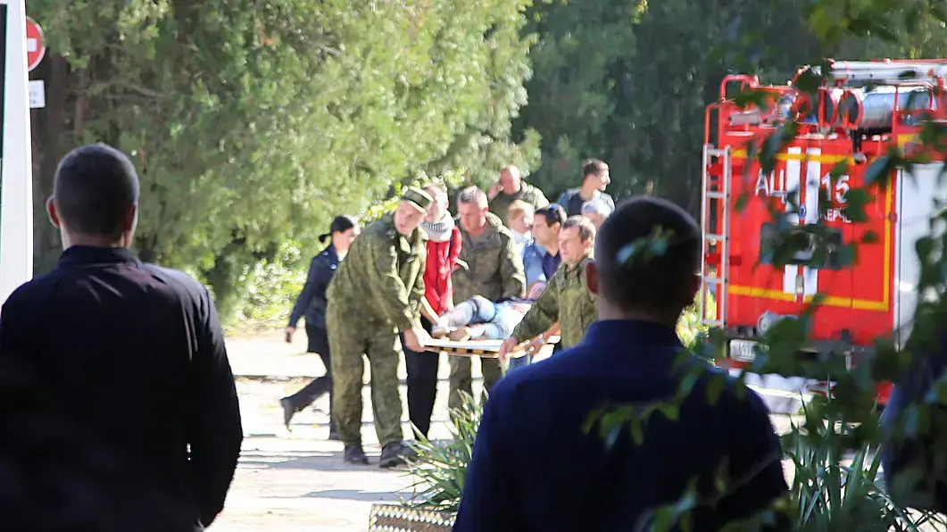 פינוי פצוע מבית ספר בעיר קרץ', חצי האי קרים, רוסיה, בעקבות מסע ירי, 17 באוקטובר 2018 פינוי פצוע מבית ספר בעיר קרץ', חצי האי קרים, רוסיה, בעקבות מסע ירי, 17 באוקטובר 2018