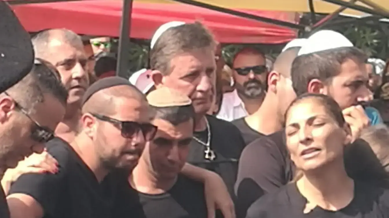 הלוויית הזוג כפיר ושירה אביטן ובתם התינוקת גאיה, שנהרגו בתאונה ליד ים המלח. הלוויית הזוג כפיר ושירה אביטן ובתם התינוקת גאיה, שנהרגו בתאונה ליד ים המלח.