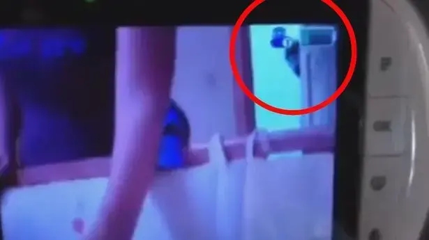 דמות במוניטור של התינוק
