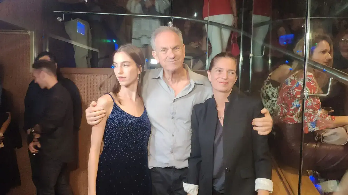 אבי נשר, איריס נשר ותום נשר בהקרנת הסרט "סיפור אחר" אבי נשר, איריס נשר ותום נשר בהקרנת הסרט "סיפור אחר"
