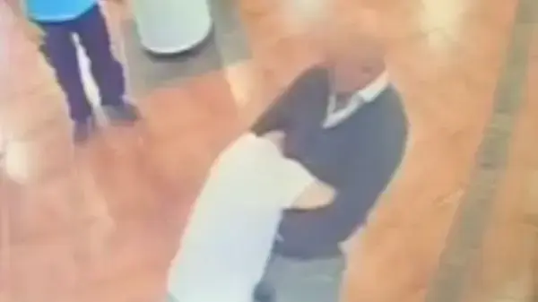 מנהל בית מלון מכה גבר שהרביץ לאשתו