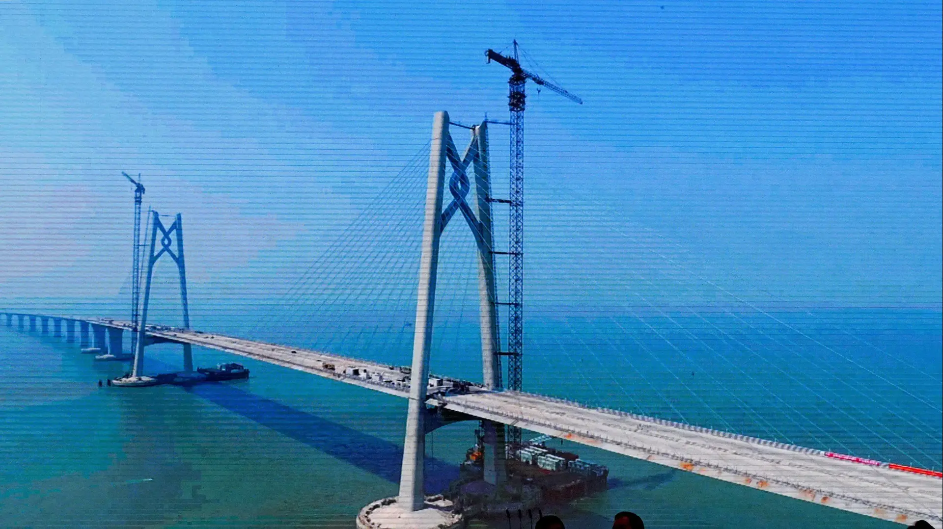 צופים מביטים בגשר הימי הארוך ביותר בעולם המחבר את דרום סין למקאו ולהונג קונג, 22 באוקטובר 2018 צופים מביטים בגשר הימי הארוך ביותר בעולם המחבר את דרום סין למקאו ולהונג קונג, 22 באוקטובר 2018