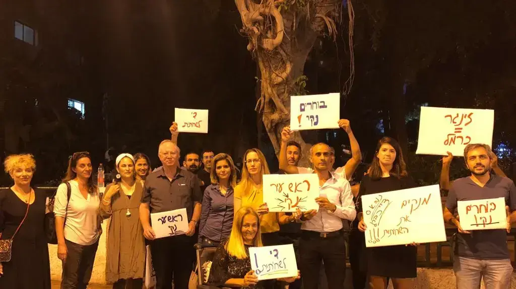הפגנת תושבי רמת גן מול העירייה בשל ביטול עצרת התנועה לאיכות השלטון עם אתר וואלה לכבוד הבחירות. הפגנת תושבי רמת גן מול העירייה בשל ביטול עצרת התנועה לאיכות השלטון עם אתר וואלה לכבוד הבחירות.