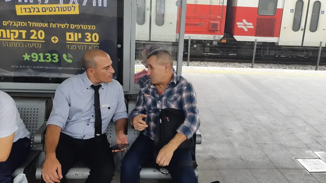 תושב קנדה שהגיע לביקור איבד 15 אלף דולר המיועדים למתנת חתונה ברכבת, צוות התחנה איתר אותם והחזיר את האבידה תושב קנדה שהגיע לביקור איבד 15 אלף דולר המיועדים למתנת חתונה ברכבת, צוות התחנה איתר אותם והחזיר את האבידה