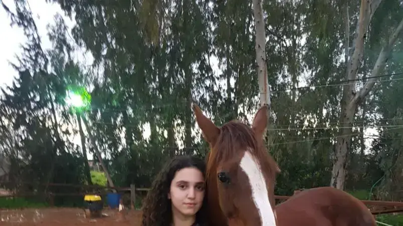 לינוי נבעה בחוות סוסים בסביון לינוי נבעה בחוות סוסים בסביון