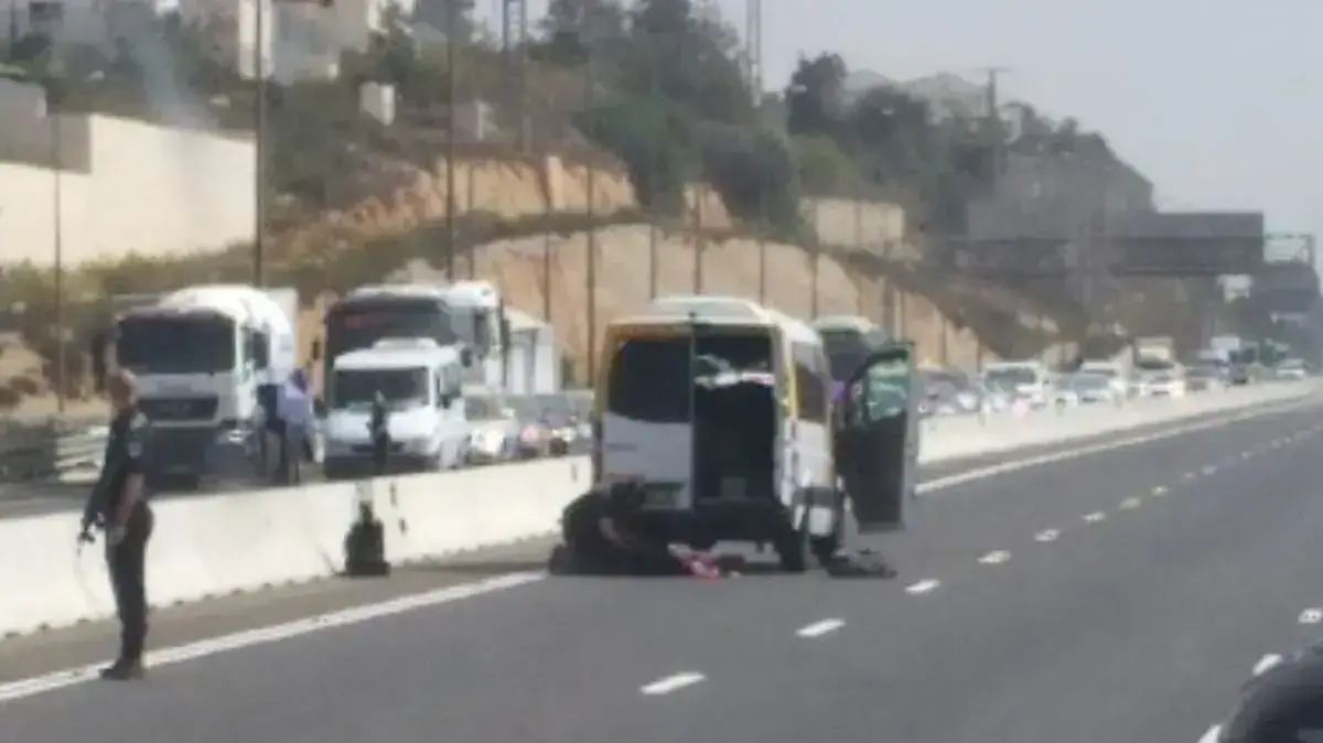 מעצר בכביש 1 בחשד לביצוע פח"ע מעצר בכביש 1 בחשד לביצוע פח"ע
